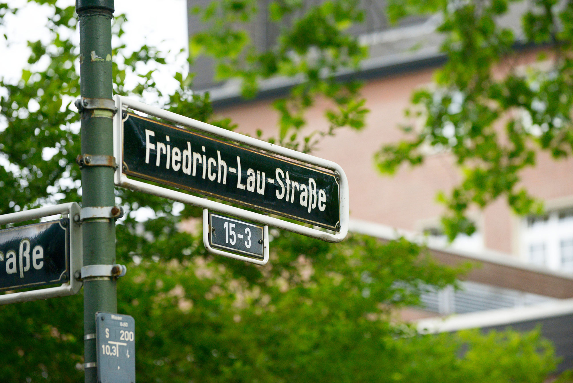 Straßenschild Friedrich-Lau-Straße